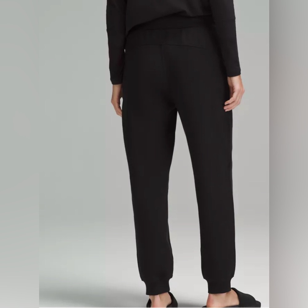Lululemon Scuba High-Waisted Loose-Fit Sweatpants
Size 0 (Full Length) - Picture 2 of 7